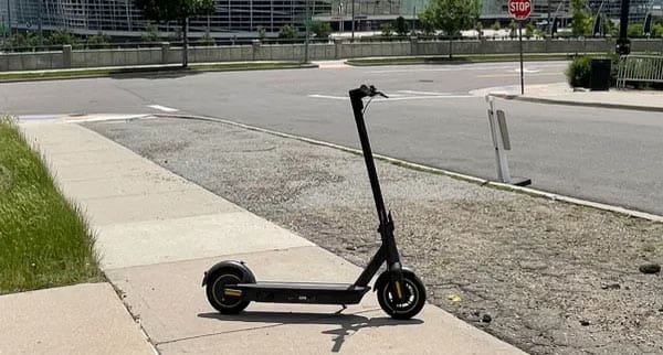 A clear view of the G30P on standing on the pavement